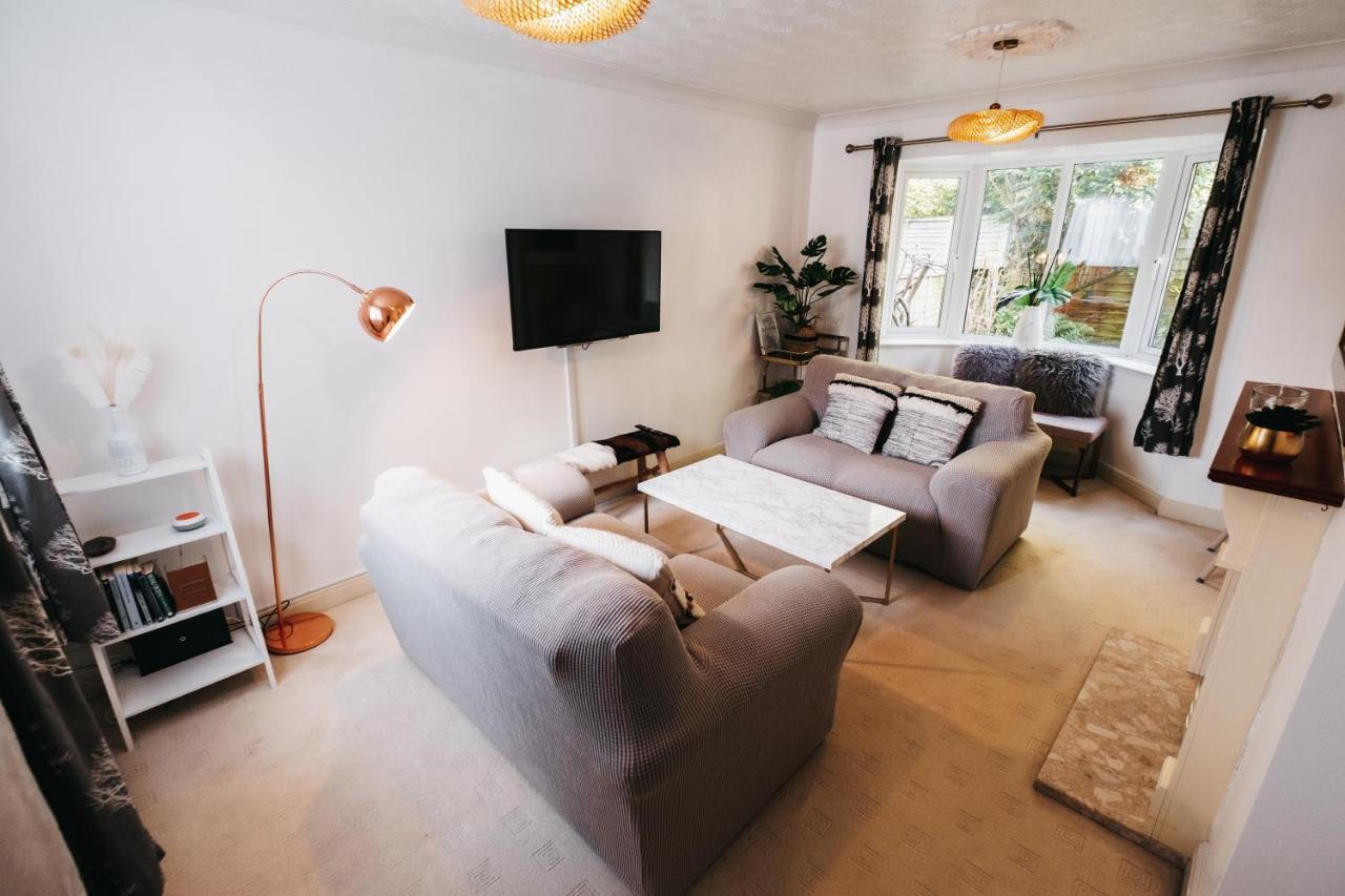 Booker Avenue House - 4 Bedroom House With Garden And Parking Милтън Кейнс Екстериор снимка