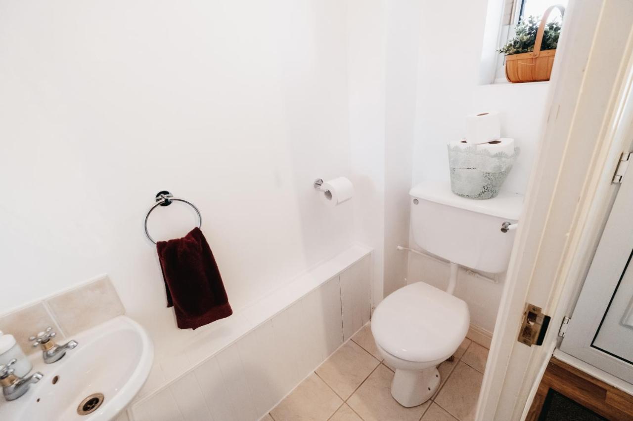 Booker Avenue House - 4 Bedroom House With Garden And Parking Милтън Кейнс Екстериор снимка